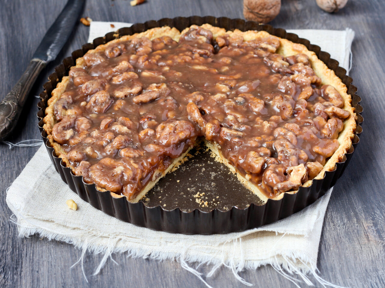 Nosso bolo de Natal está demais! Bolo de nozes coberto com um delicioso  creme a base de leite condensado, nozes trituradas e frutas cristalizadas!  Peça o