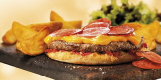 Restaurantes: Pizza Burguer: Rede de pizzarias ultrapassa todos os limites e cria pizza de hambúrguer com dois sabores