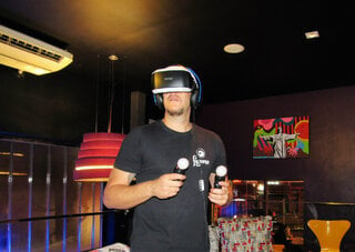 Restaurantes: Lanchonete na Vila Mariana ganha espaço com games de realidade virtual para divertir clientes