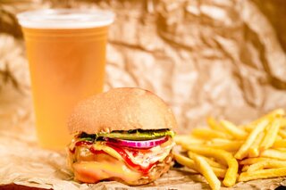 Restaurantes: Burger Joint dá chopp grátis para clientes até domingo