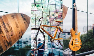 Restaurantes: Jack Daniel’s usa barris de whisky para criar pranchas de surf, guitarras e bicicletas exclusivas