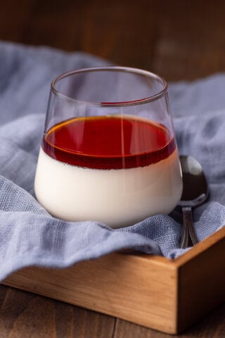 Receitas: Panna Cotta com calda de vinho é opção saborosa de sobremesa; confira o passo a passo!