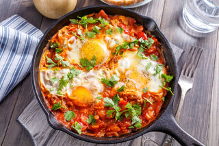 Receitas: Shakshuka: aprenda a receita original dos deliciosos ovos no purgatório