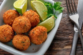 Gastronomia: Bolinho de cenoura saudável: com apenas 4 ingredientes, você tem um petisco delicioso em 10 minutos