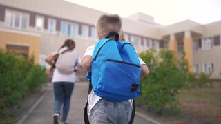 Moda e Beleza: Dia da Mochila Maluca: veja as criações mais divertidas que estão brilhando nas escolas