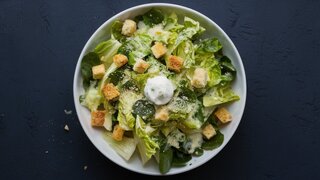 Receitas: Adeus, alface! A nova sensação das saladas tem apenas 4 ingredientes e é perfeita para o jantar