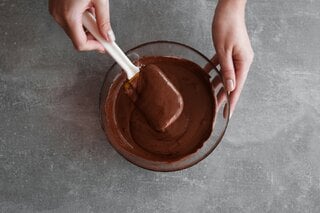 Receitas: Este bolo-mousse de chocolate é delicioso e precisa de apenas 2 ingredientes