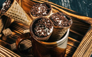 Cones de sorvete com cobertura de chocolate