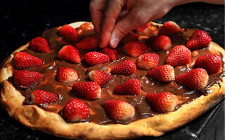 Pizza de brigadeiro com morangos