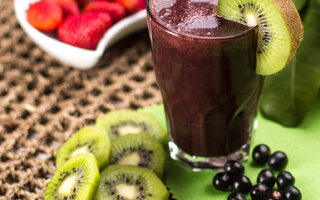 Suco de açaí com morango e uva verde