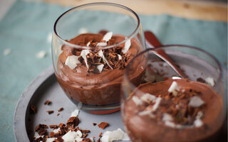 Mousse low carb de chocolate e abacate