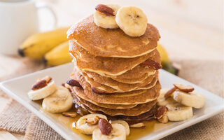 Panqueca de banana com creme de amendoim