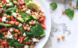 Salada de grão de bico com couve-flor e rúcula