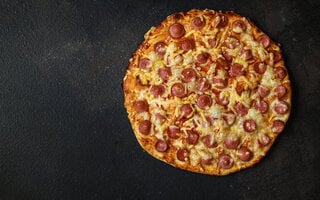 Pizza Dois Queijos com Calabresa e Orégano