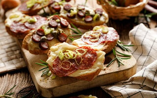 Bruschettas de calabresa com maçã