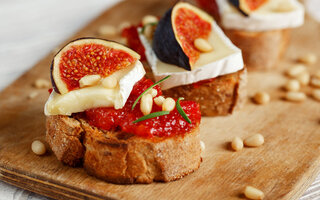 Canapés de frutas vermelhas com queijo