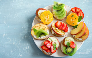 Canapés de Frutas Aromatizadas com Crocante de Pistache