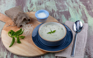 Sopa de iogurte com manteiga e hortelã