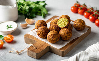 Falafel Assado com Molho de Iogurte e Hortelã