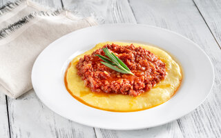 Polenta com Ragu de Linguiça e Cogumelos