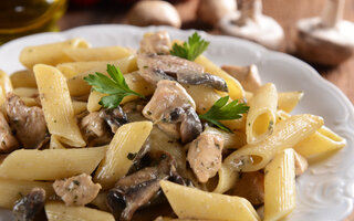 Penne ao Molho de Cogumelos com Picanha