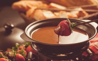 Fondue de doce de leite com cachaça