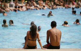 Se refrescar em uma piscina