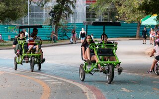 Passeie de bicicleta no parque