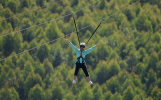 Se aventurar na mega tirolesa em Pedra Bela