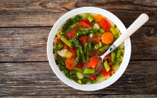 Sopa de legumes e peito de frango