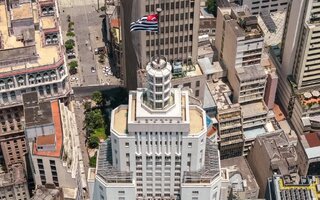 Visitar as exposições do Farol Santander