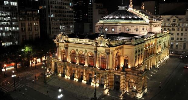 Pichação na fachada do Theatro Municipal de SP é removida