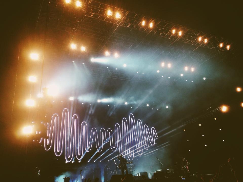 Arctic Monkeys faz show experiente e recebe aprovação dos fãs na Arena Anhembi