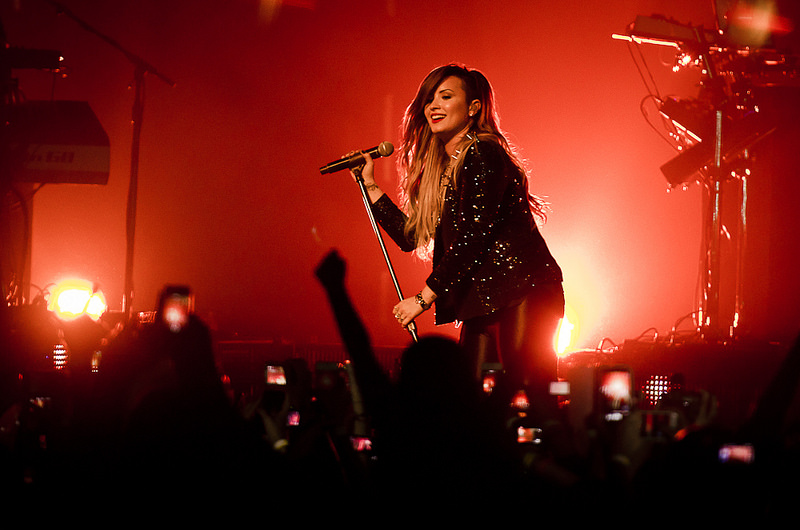 Demi Lovato emociona os fãs e faz show impecável em SP