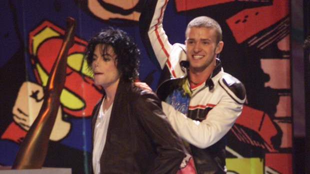 Shows: Michael Jackson é celebrado no clipe de "Love Never Felt So Good" 