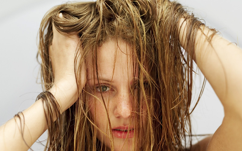 20 situações capilares que só quem tem cabelo oleoso já enfrentou