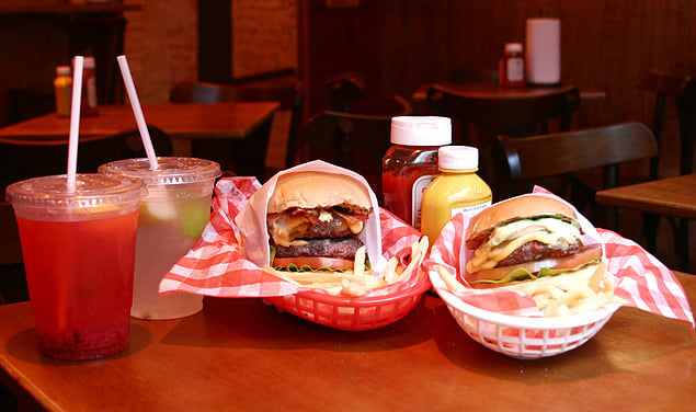 Conceito vapt-vupt: 6 hamburguerias para pedir lanche no balcão em SP